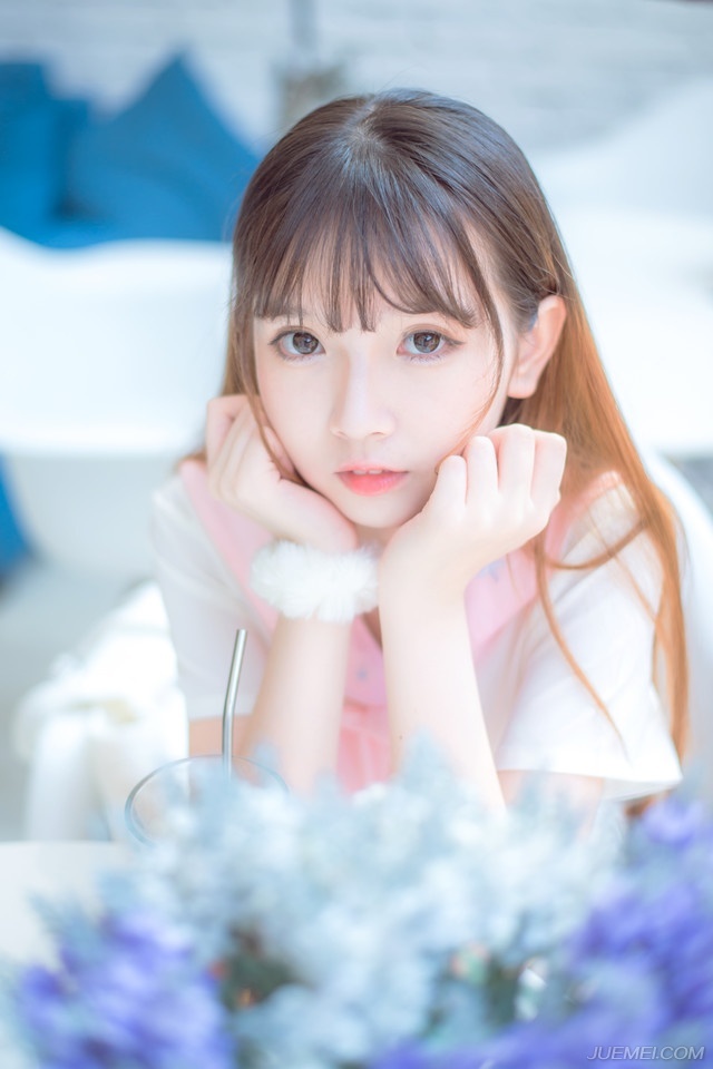 “明日一定要见到主公，将军中情况说于主公去听，再这么下去，不等吕布攻进来，军队自己就要先乱了。”心中下了决定，刘璝心神也松懈下来，一股浓浓的困意袭来，不知不觉，就坐在椅子上睡着，直到次日日上三竿的时候才醒来。